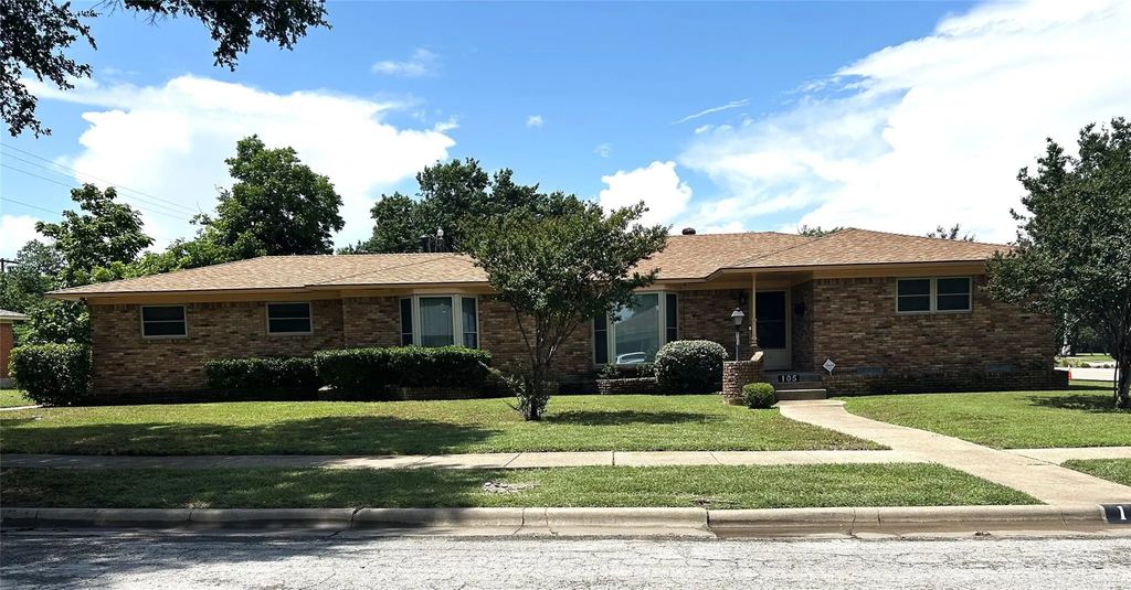 105 Lindenwood Drive, Lancaster