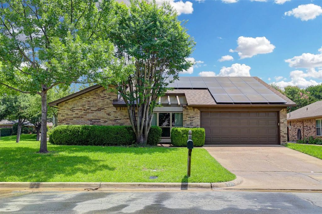 2308 Farrington Lane, Hurst