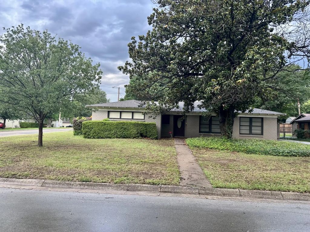 301 Makarwich Court, River Oaks