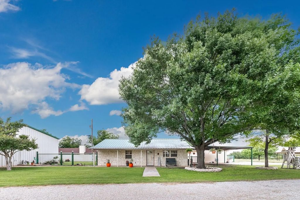307 E Loop Drive, Brady