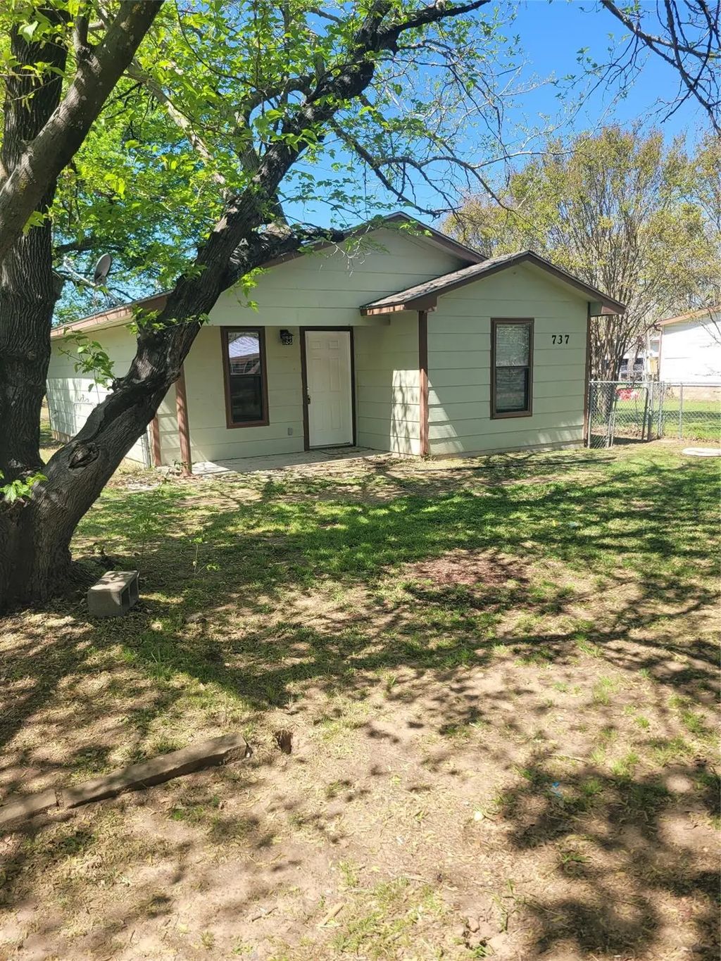 737 Luther Lane, Gun Barrel City
