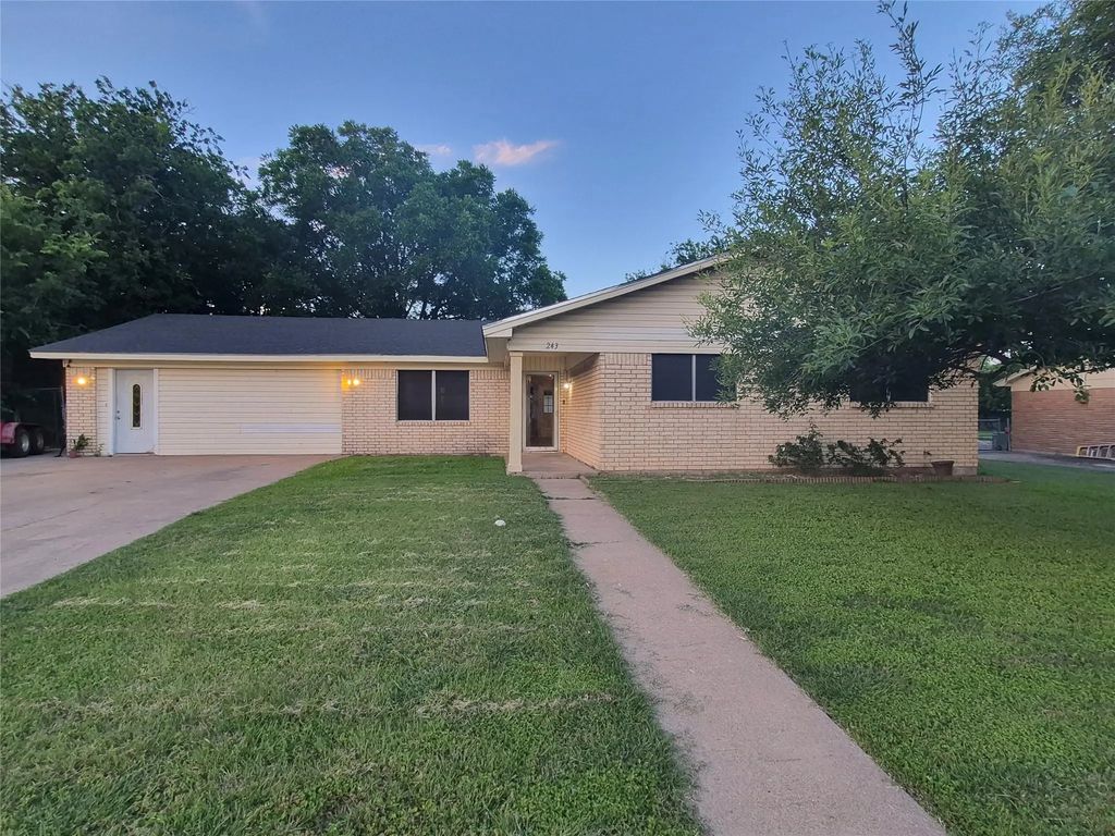 243 Weldon Drive, Woodway