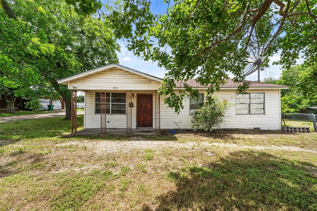 301 N Commerce Street, Mart