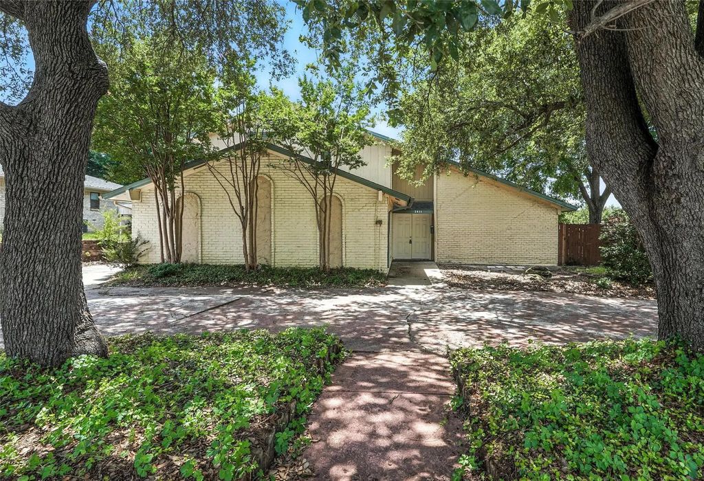 2411 Meadow Creek Drive, Carrollton
