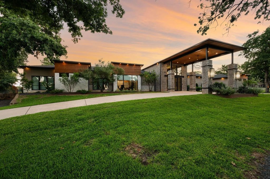 916 Dove Creek Court, Bartonville