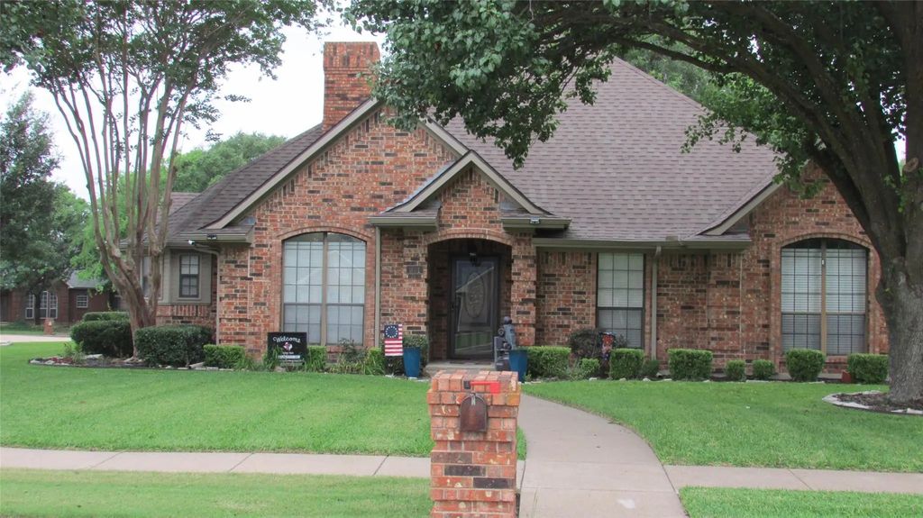 901 Lakeway Drive, Ennis