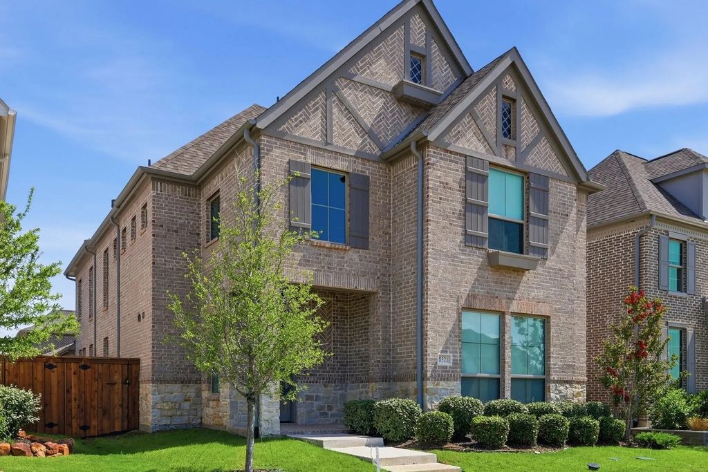 8521 Western, The Colony