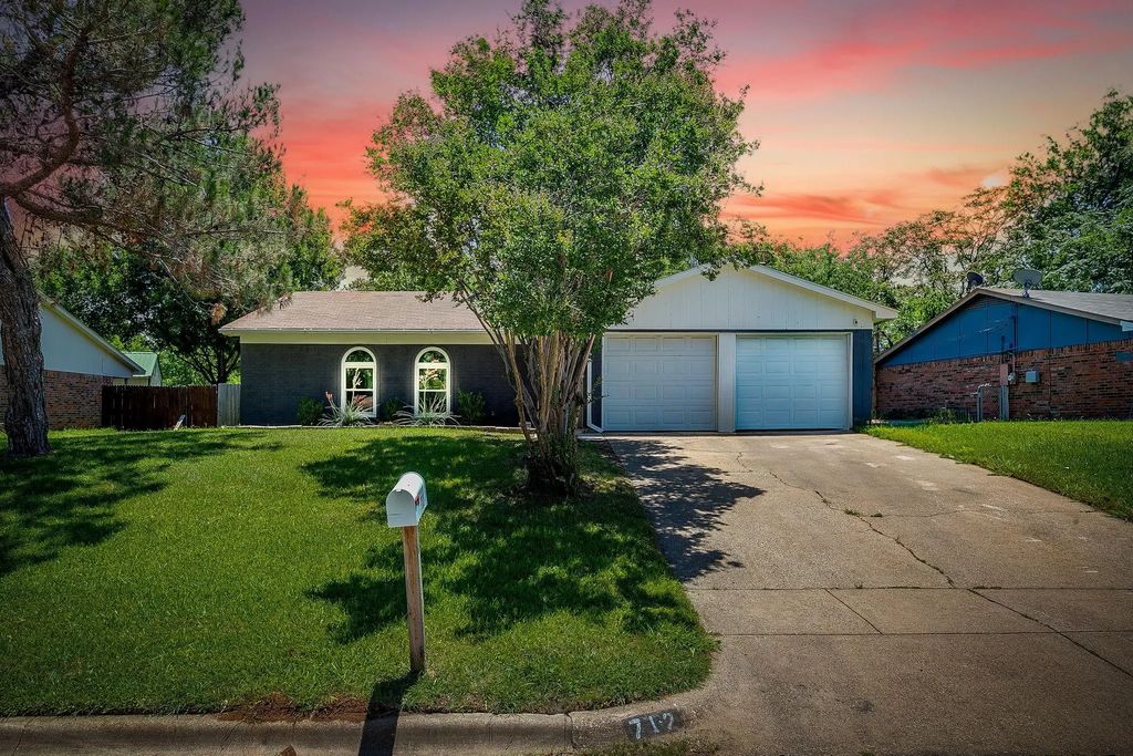 712 Poe Street, Azle