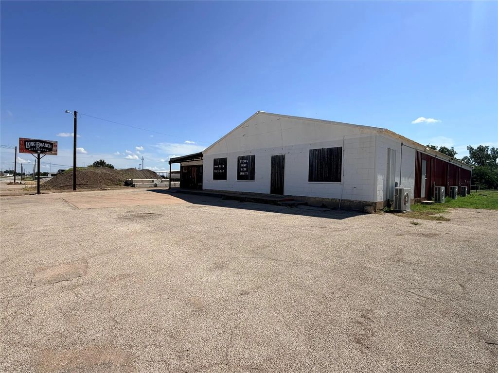 910 N Main Street, Seymour