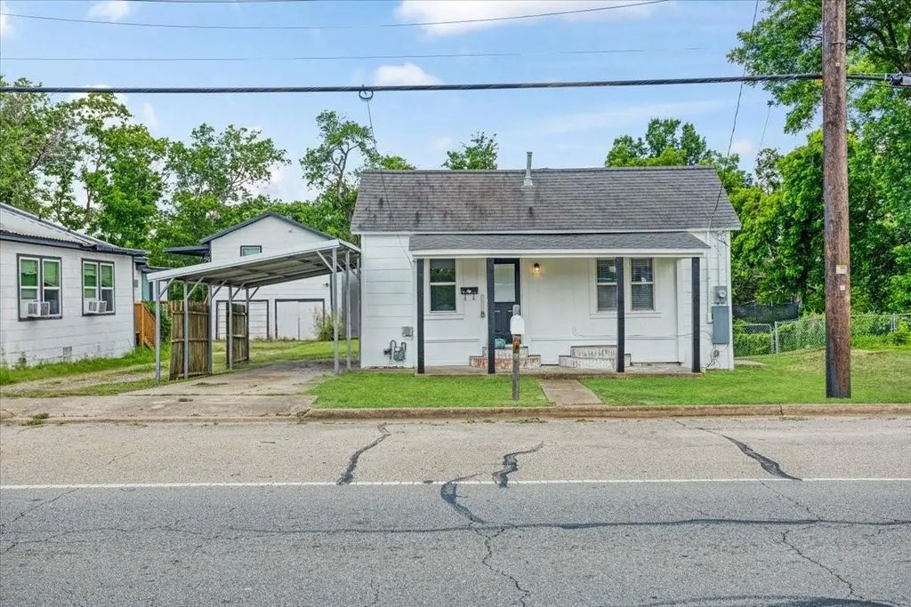 715 W Sam Rayburn Drive, Bonham