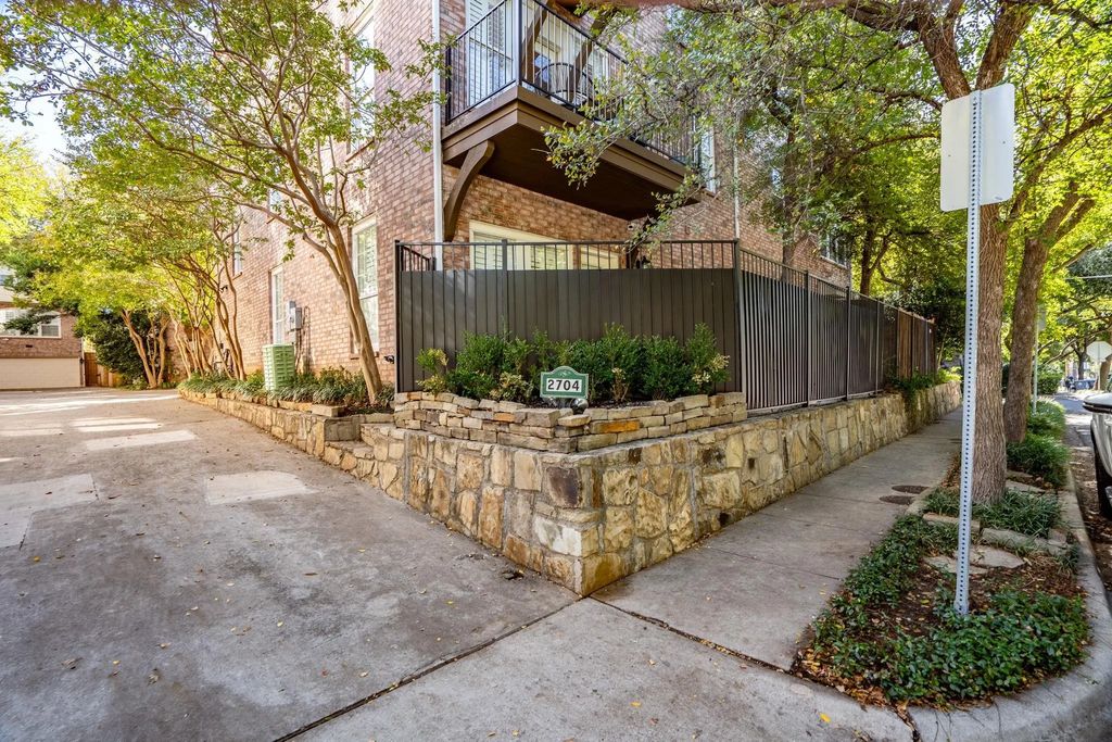 2704 Welborn Street E, Dallas