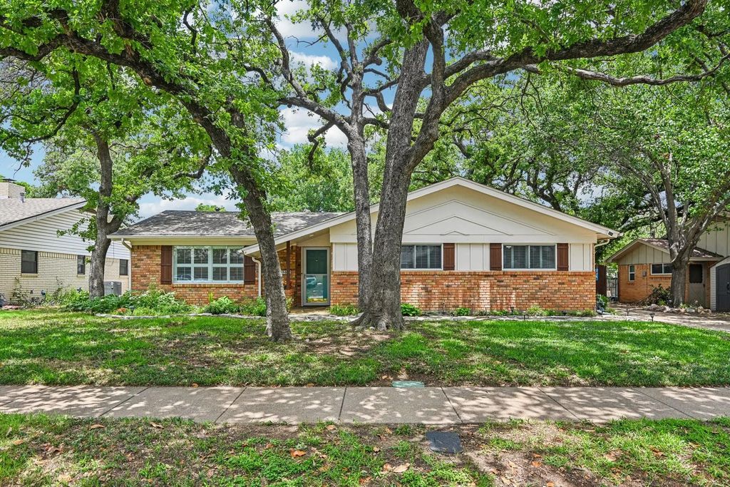 724 Bedford Court W, Hurst