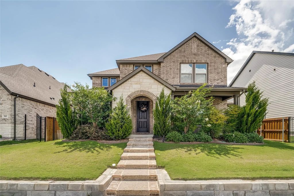 909 Almond Blossom Circle, Crowley