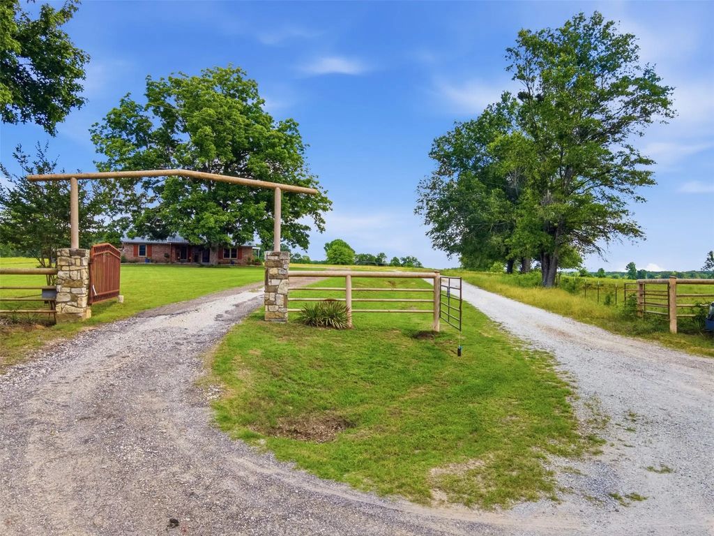 1663 County Road 1405, Bogata