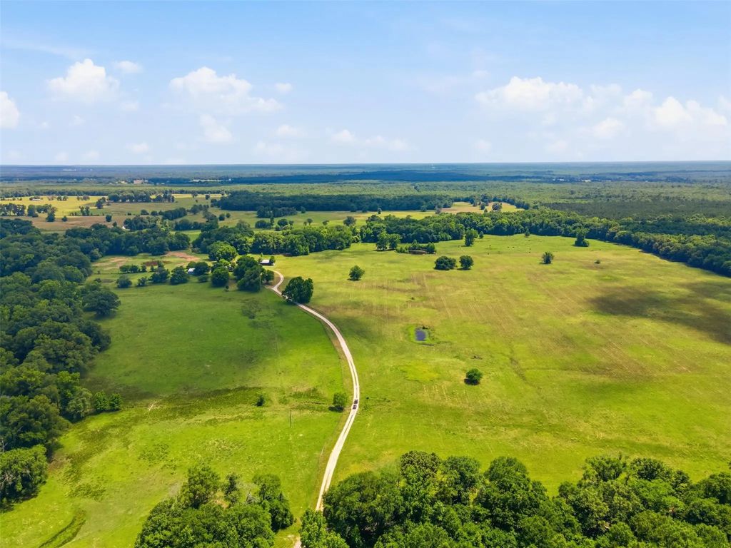 1663 County Road 1405, Bogata