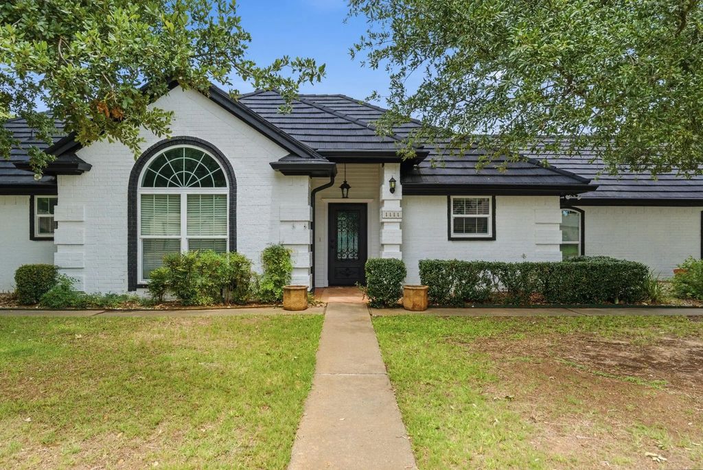 1111 Harbor Lakes Drive, Granbury