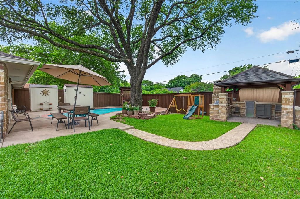 527 Falling Leaves Drive, Duncanville