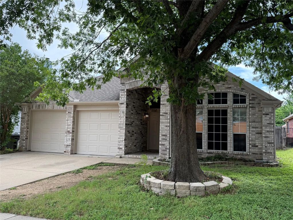 6824 Amberdale Drive, Fort Worth