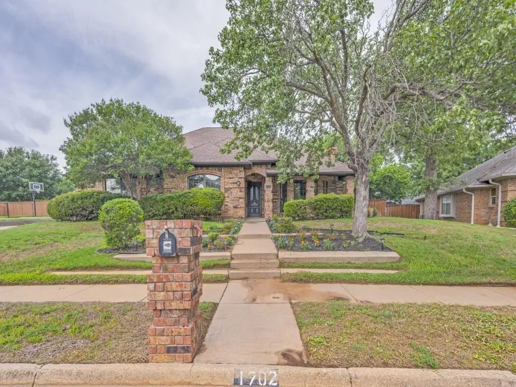 1702 Dickerson Drive, Pantego