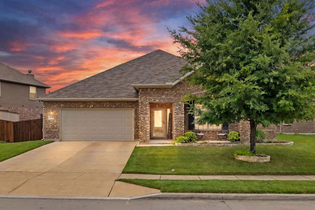 1020 Crest Breeze Drive, Fort Worth