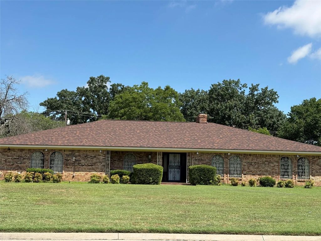 1210 W Westhill Drive, Cleburne