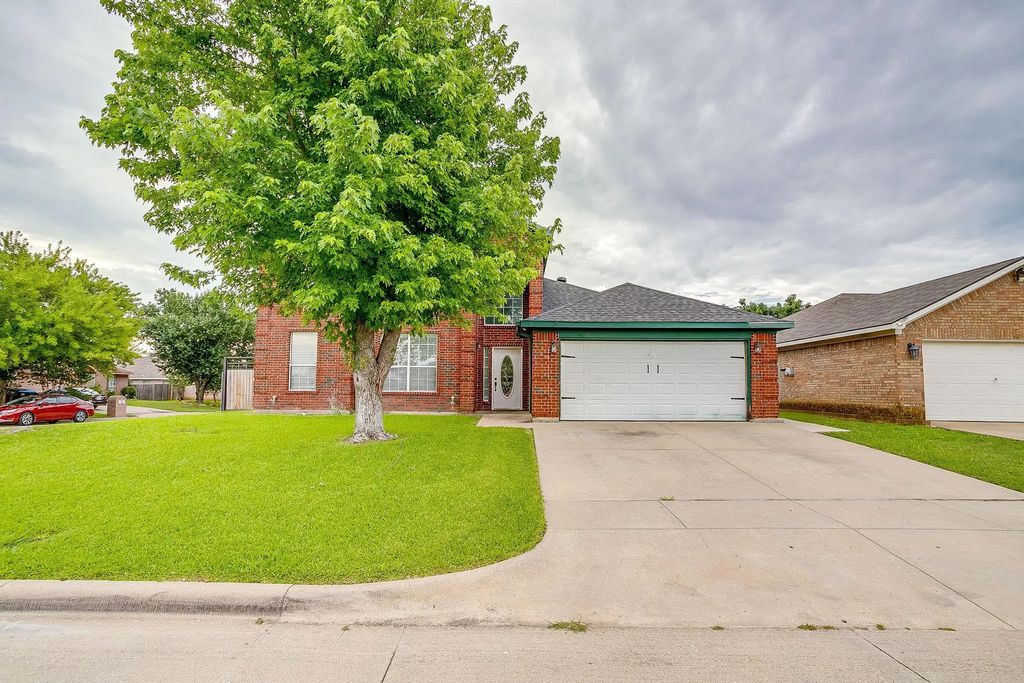 8601 Garden Springs Drive, Fort Worth