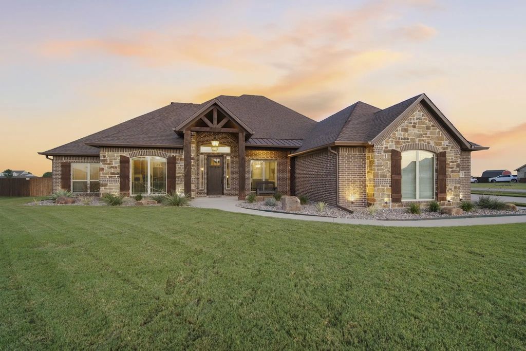 361 Crosswind Drive, Waxahachie