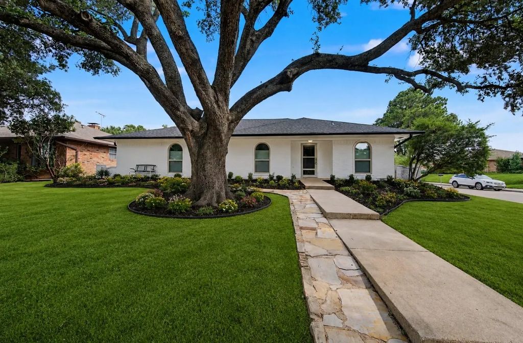 1870 El Paso Street, Lewisville
