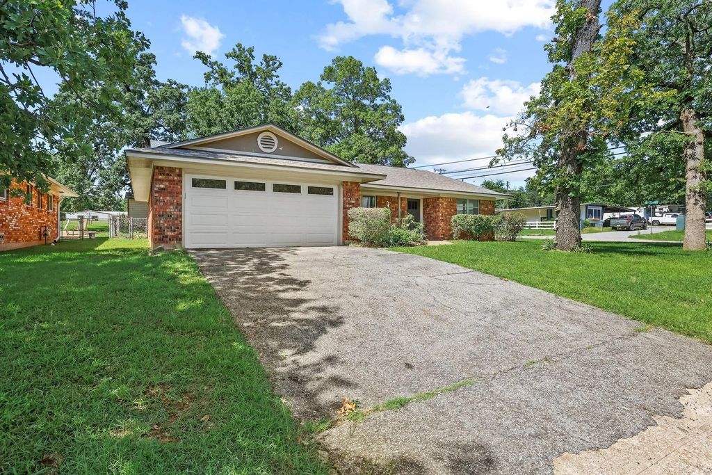 1301 Crestview Drive, Denison