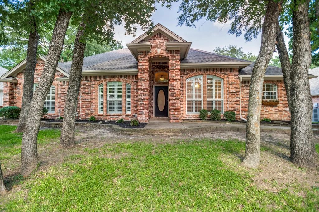 3624 Chateaux Lane, Hurst