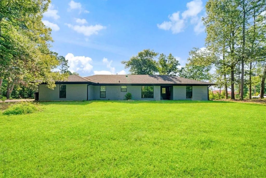 123 County Road 35930, Powderly