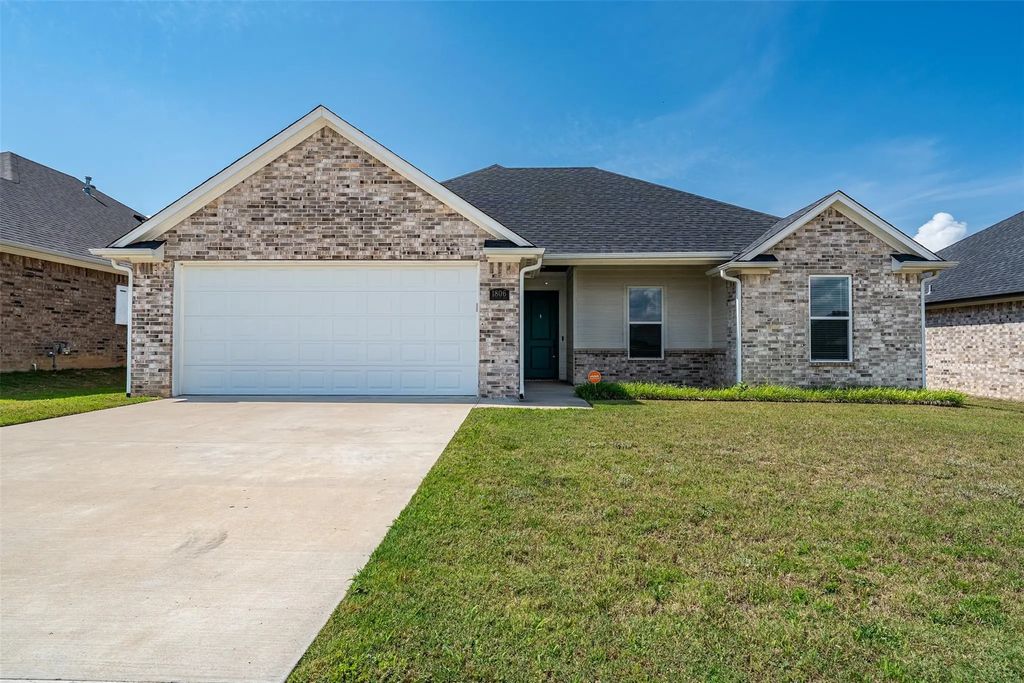 1806 Forestdale, Whitehouse