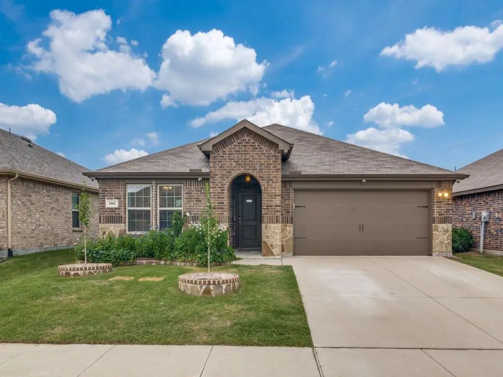 709 Darlington Oak Avenue, Royse City