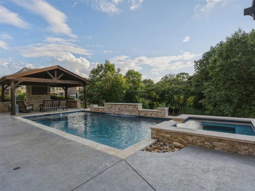 1221 Falcon Drive, Grapevine