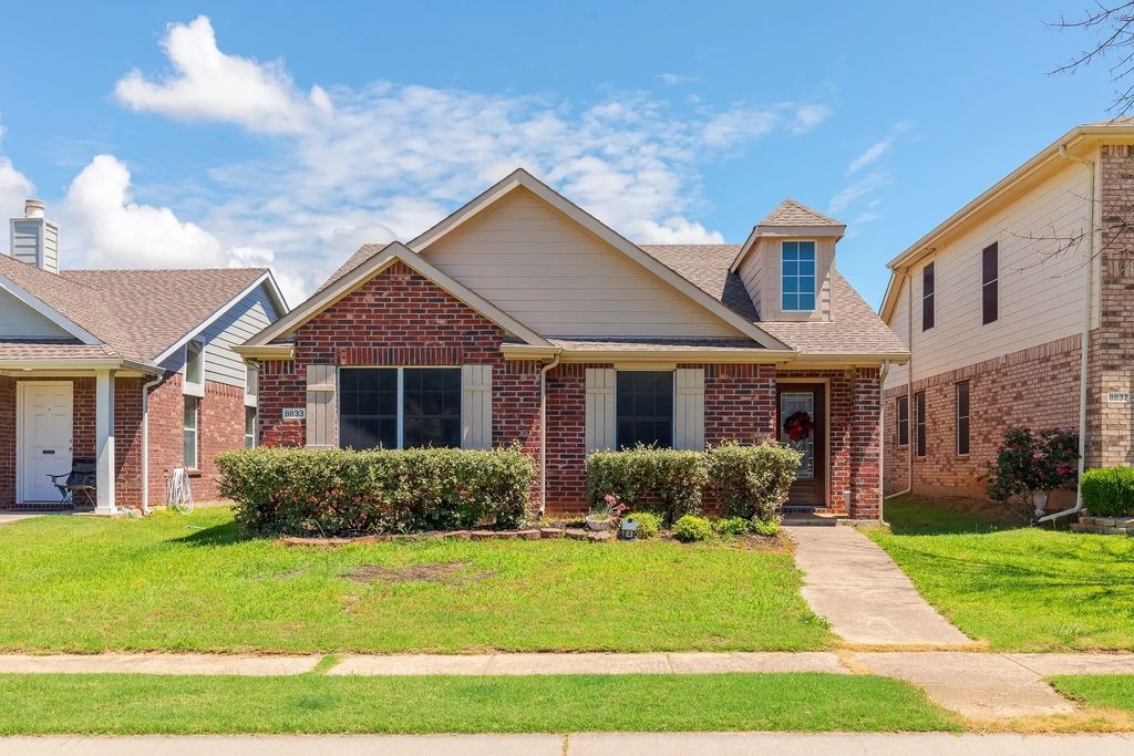 8833 Wayne Street, Cross Roads