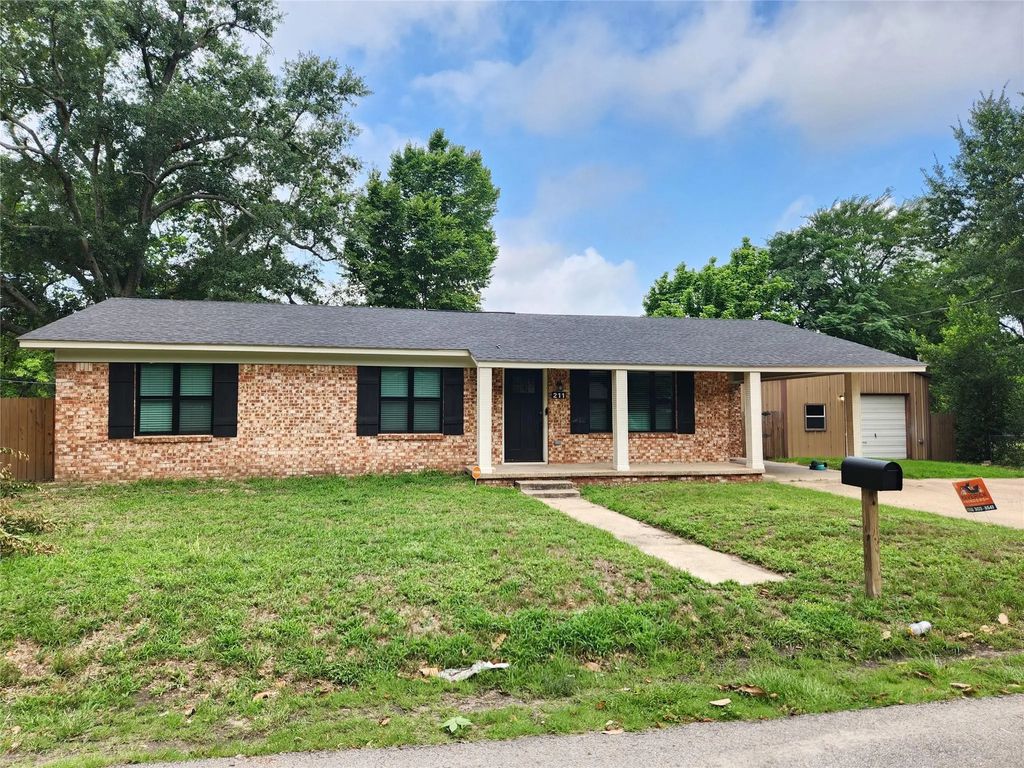 211 Betts Drive, Lindale