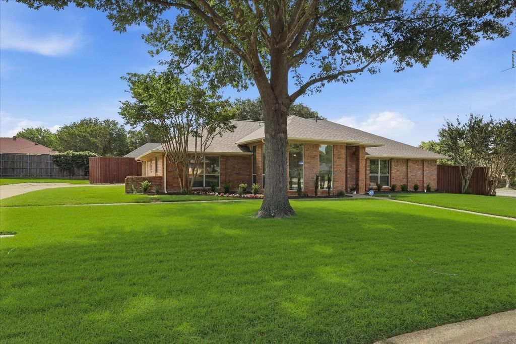 490 Spruce Drive, Highland Village