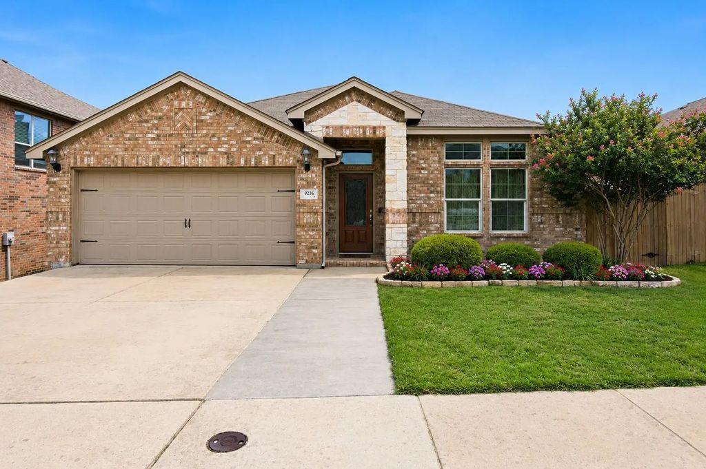 9236 Hunters Court, White Settlement