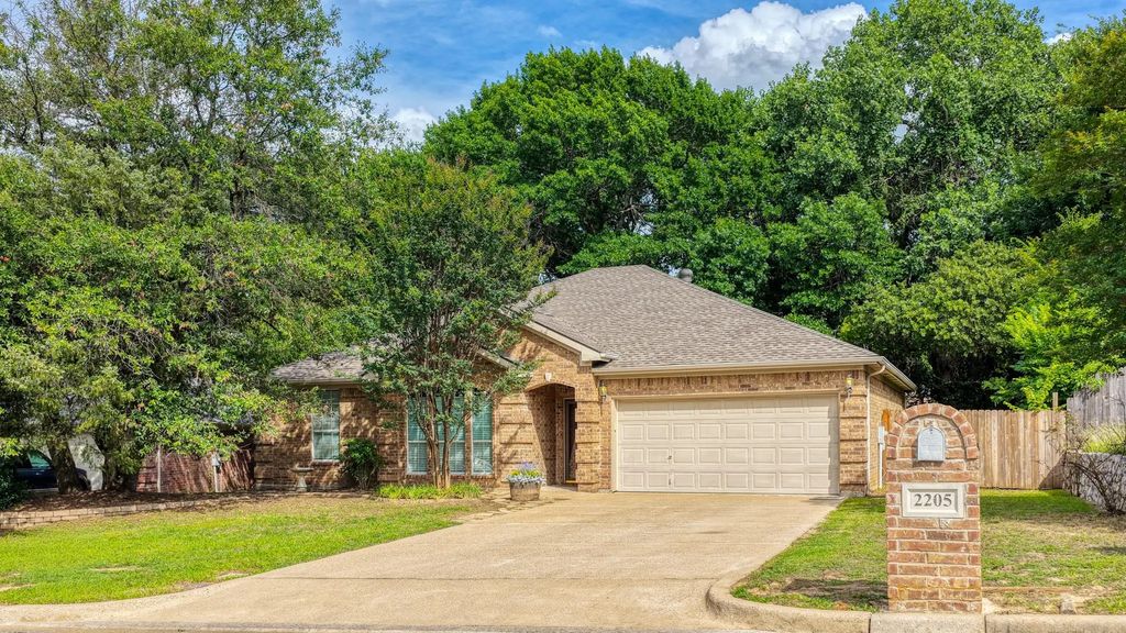 2205 Country Brook Drive, Weatherford