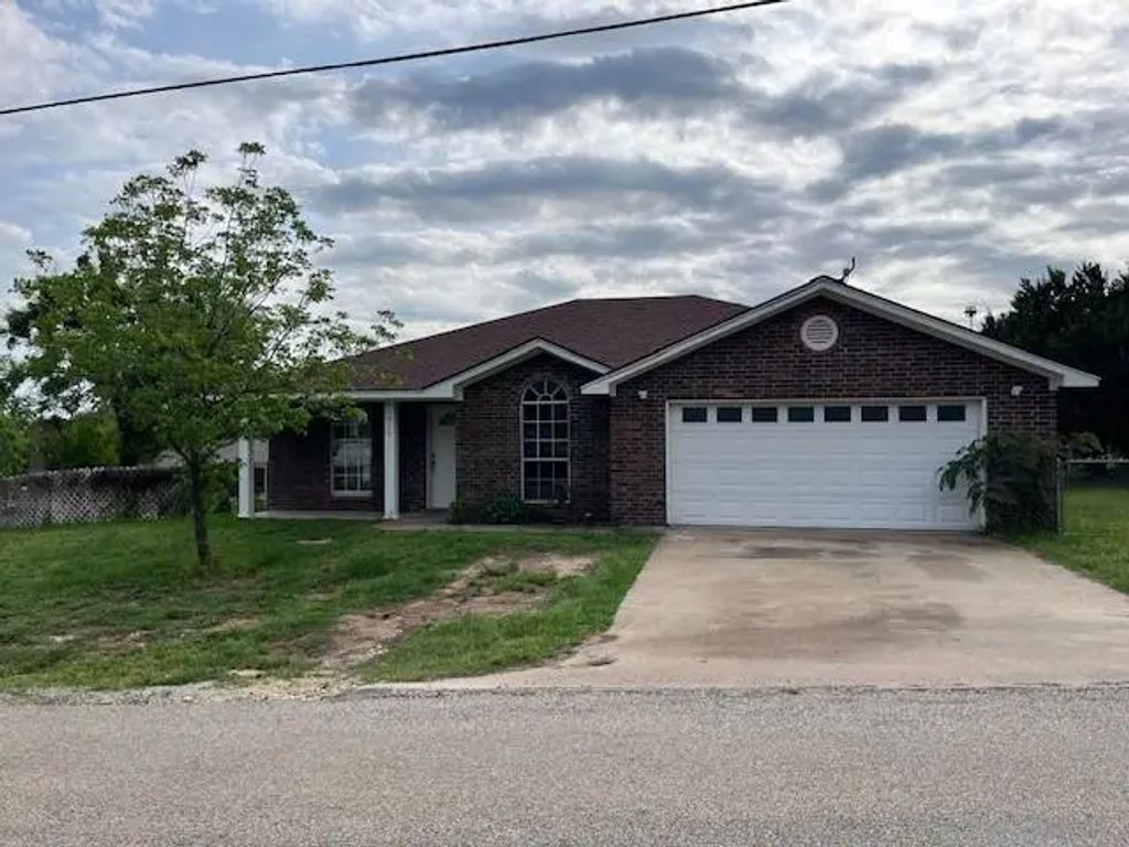 610 N Pecan A Street, Hico