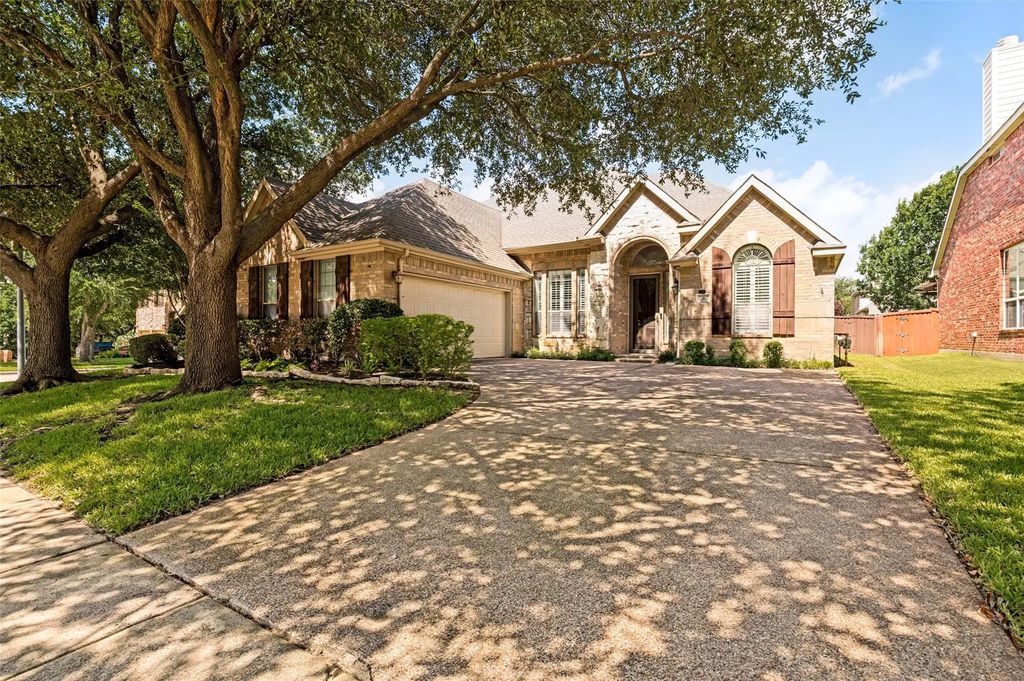 2401 Brown Bear Way, Euless