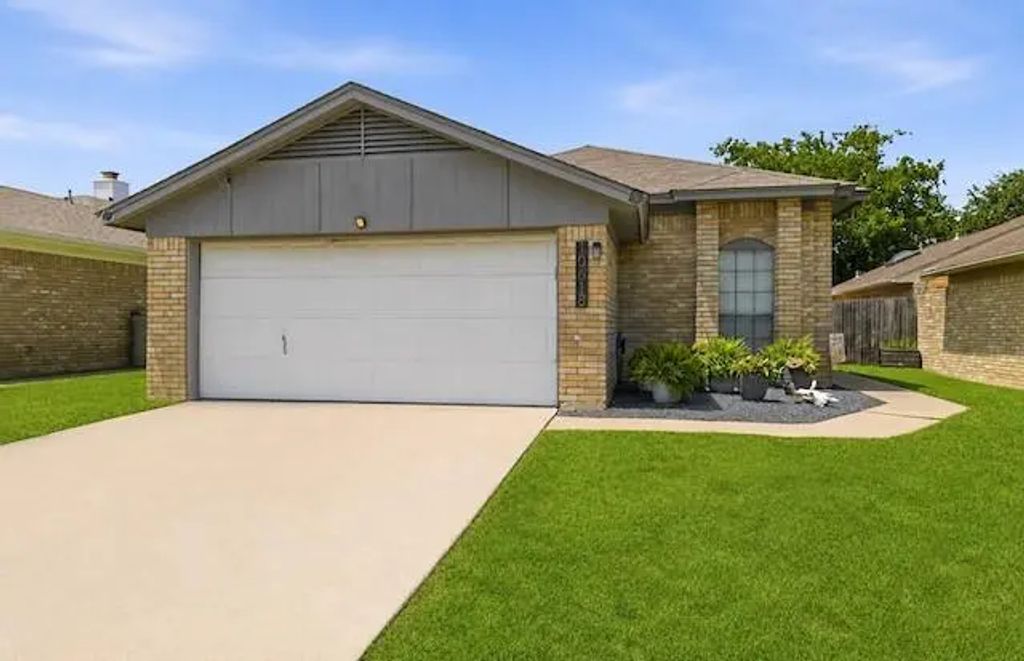 10618 Lone Pine Lane, Fort Worth