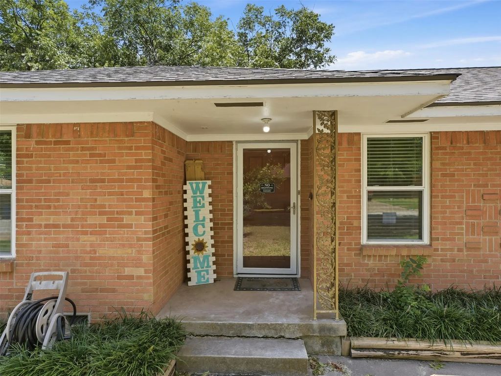 532 Lindenwood Drive, Lancaster