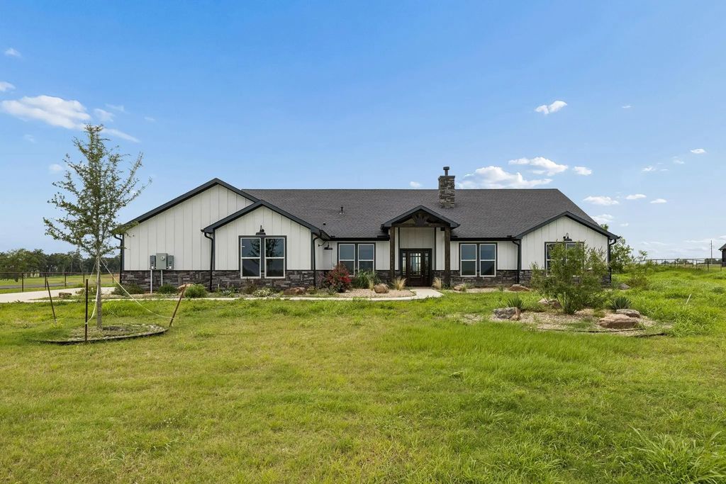 835 Club Lake Road, Whitesboro