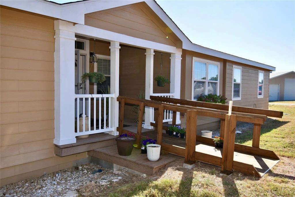 159 Private Road 939, Brady