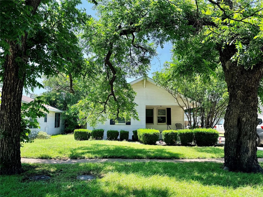 922 Plum Street, Graham