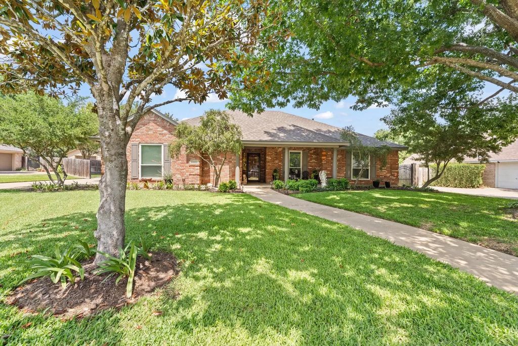 1607 Chaucer Drive, Cleburne