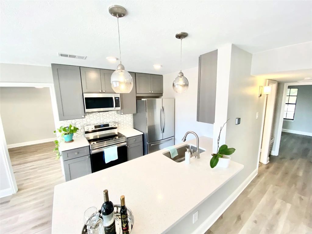 2505 Wedglea Drive 222, Dallas