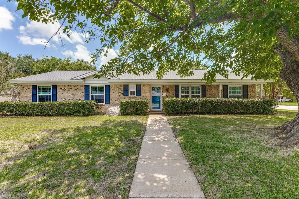1121 W Redbud Drive, Hurst
