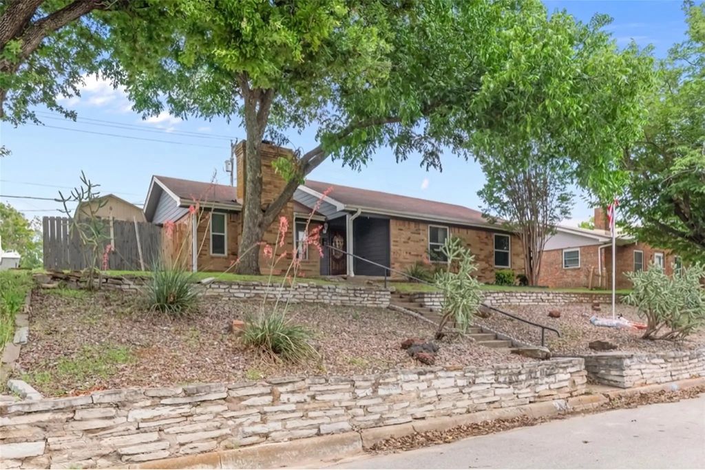 1205 S Rusk Street, Weatherford